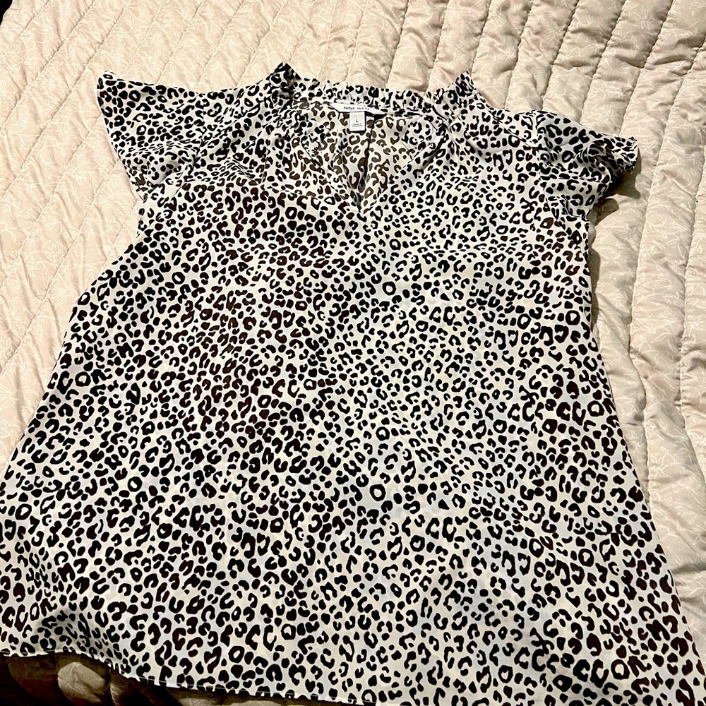 Women’s large Nine West cheetah design blouse. Short sleeve